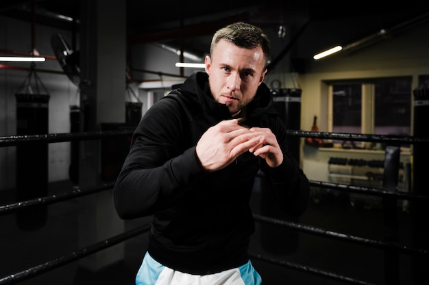 Foto gratuita hombre rubio entrenando en ring de boxeo