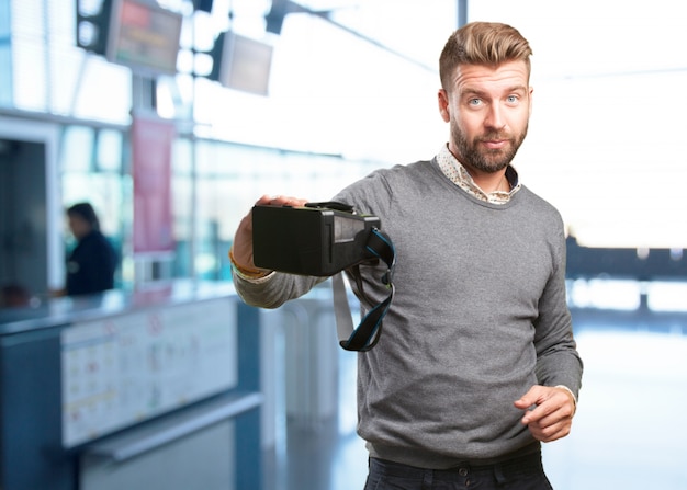 hombre rubio con gafas virtuales. expresión de sorpresa