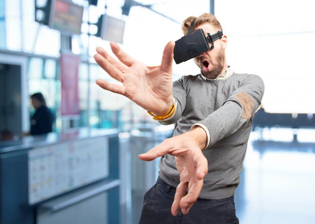 hombre rubio con gafas virtuales. expresión de sorpresa