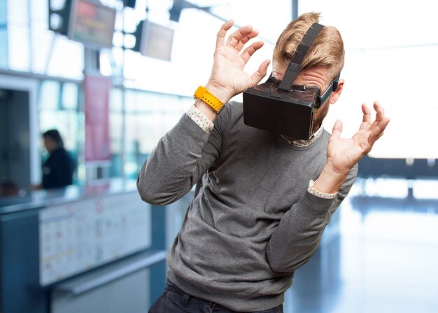 Foto gratuita hombre rubio con gafas virtuales. expresión de sorpresa