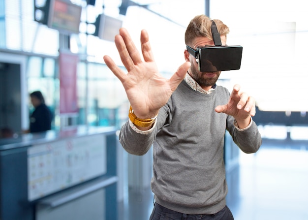 Foto gratuita hombre rubio con gafas virtuales. expresión de sorpresa