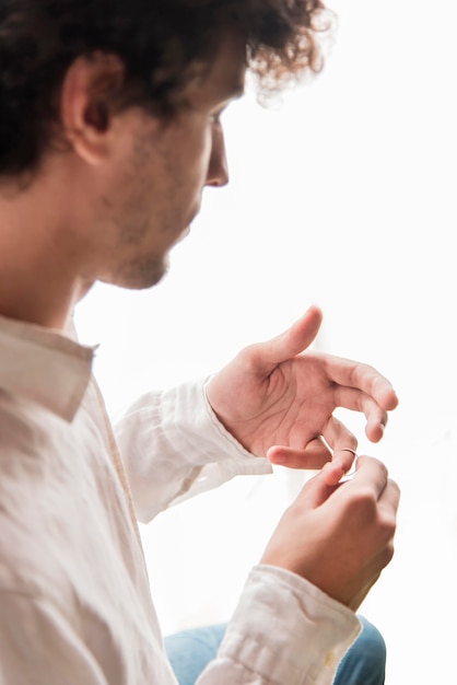 Hombre sacando el primer anillo de bodas de oro