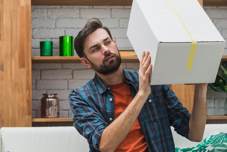 Foto gratuito hombre sacudiendo el paquete