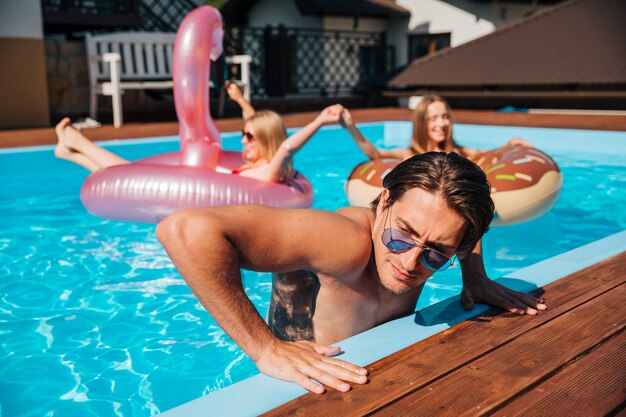 Hombre saliendo de la piscina