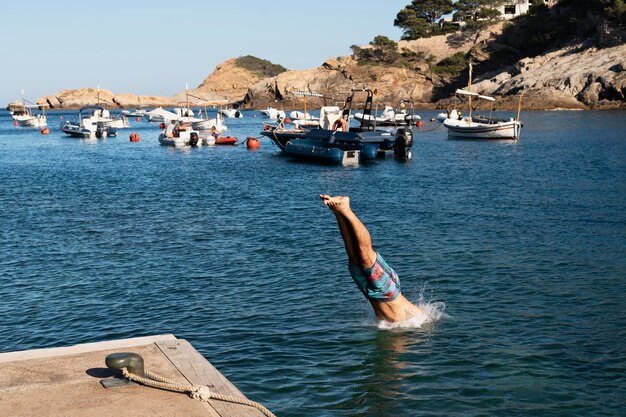 Hombre saltando en el agua de cerca