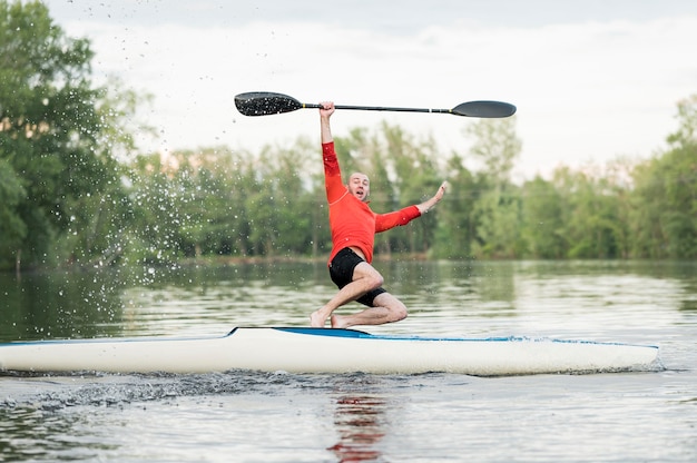Hombre saltando de kayak