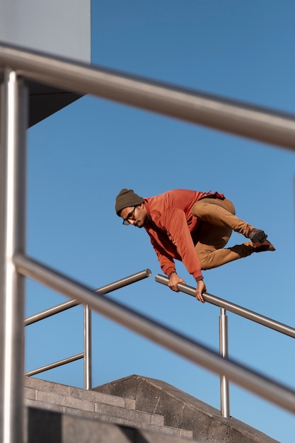 Hombre saltando mientras hace parkour