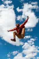 Foto gratuita hombre saltando mientras hace parkour