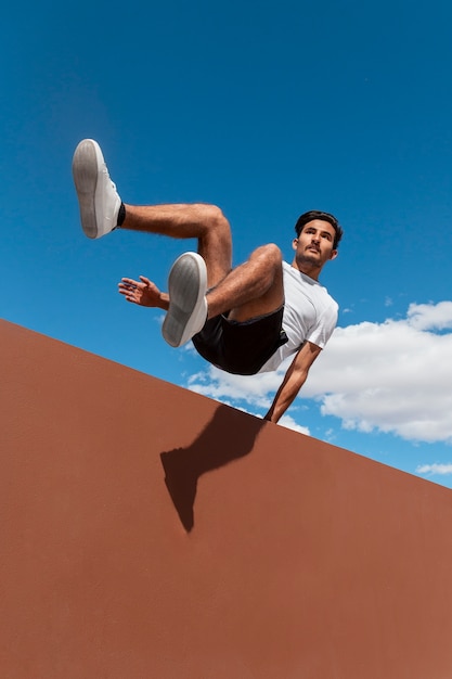 Hombre saltando mientras hace parkour