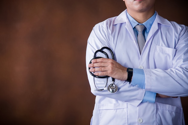 Hombre de la salud, médico profesional que trabaja en la oficina del hospital o clínica