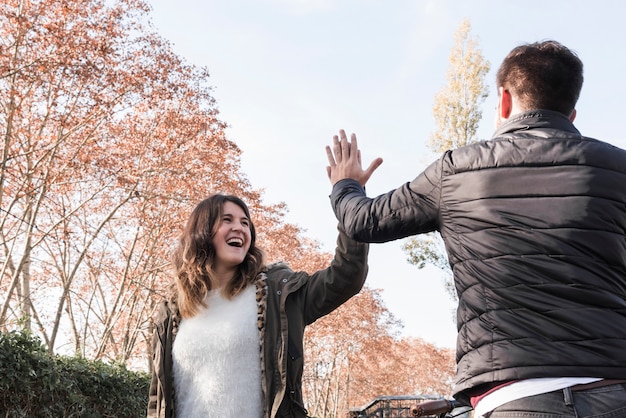 Foto gratuita hombre, saludo, mujer, en el estacionamiento