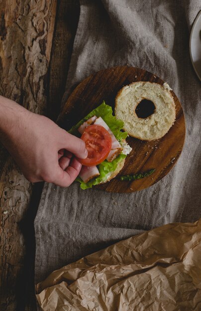 Hombre con sandwich