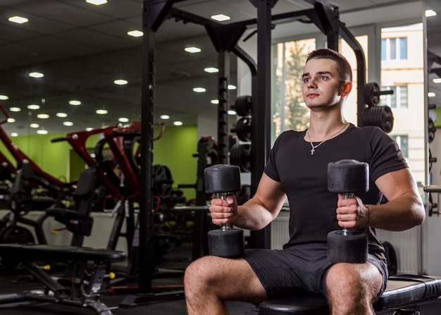 Hombre sano entrenando en el gimnasio