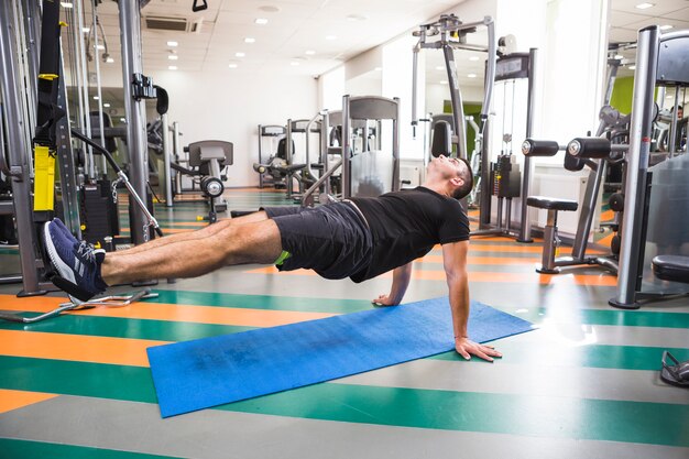 Hombre sano entrenando en el gimnasio