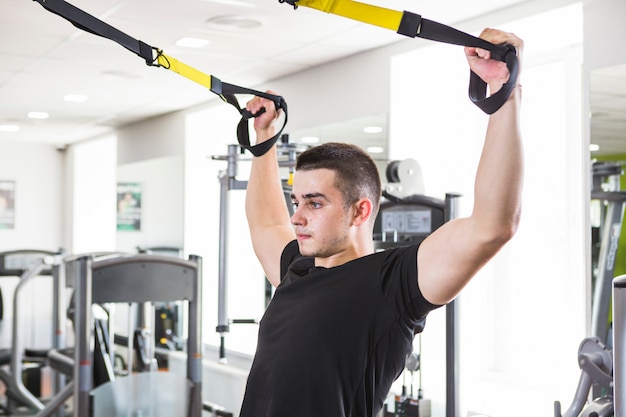 Foto gratuita hombre sano entrenando en el gimnasio