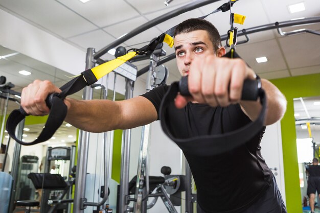 Hombre sano entrenando en el gimnasio