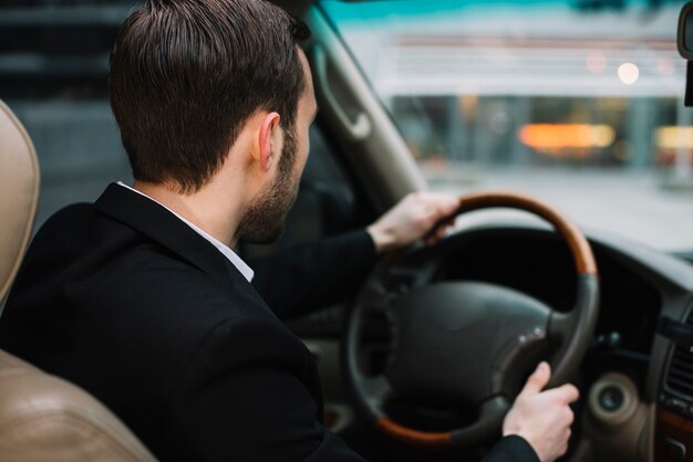 Hombre de seguridad de alto ángulo de conducción