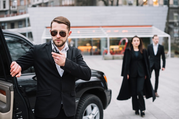 Foto gratuita hombre de seguridad de alto ángulo de trabajo