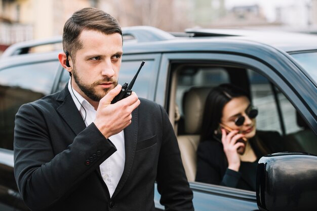 Hombre de seguridad que protege al cliente