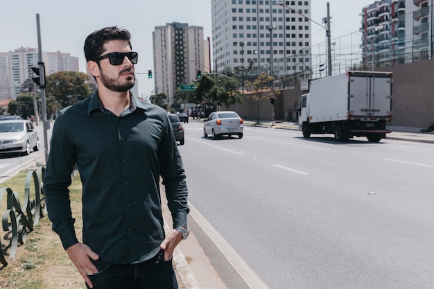 Hombre seguro caminando cerca de la carretera