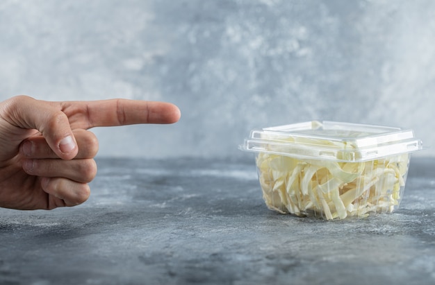 Foto gratuita el hombre señala con el dedo el tarro de queso. foto de alta calidad