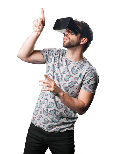 Foto gratuita hombre señalando con gafas de realidad virtual