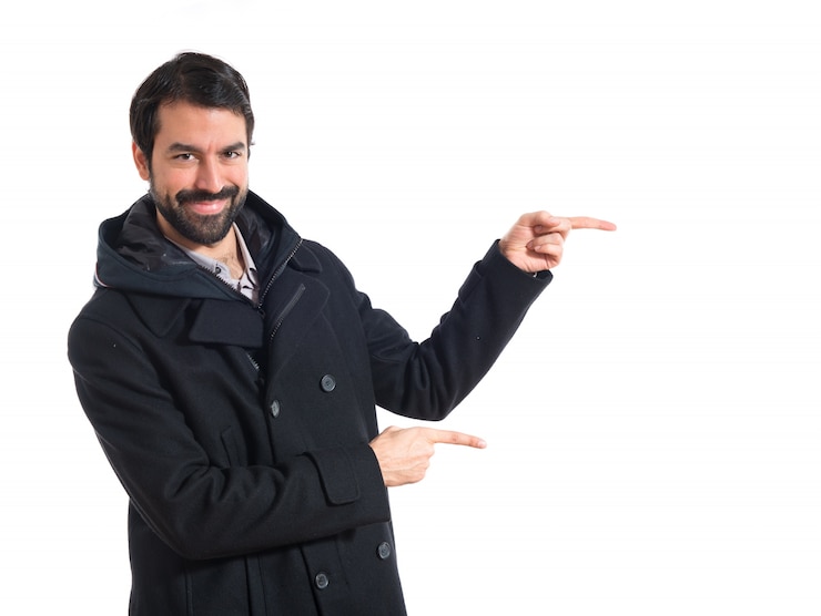 Foto gratuito hombre señalando hacia el lateral