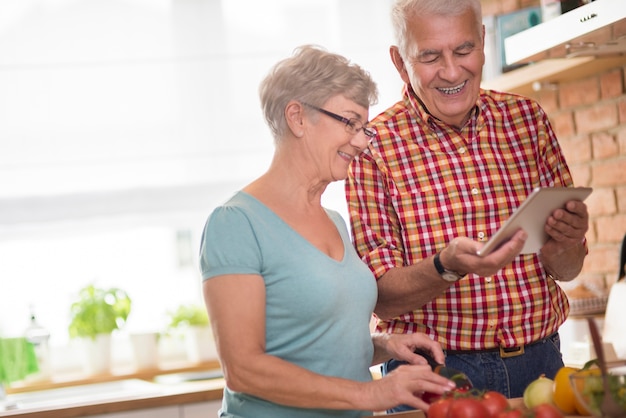 Hombre senior en busca de recetas en Internet