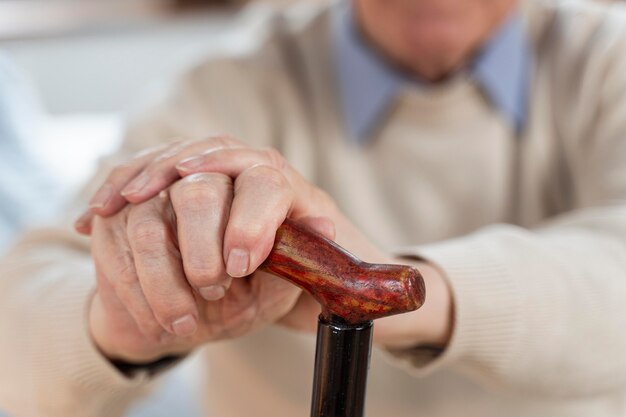 Hombre senior casual en casa