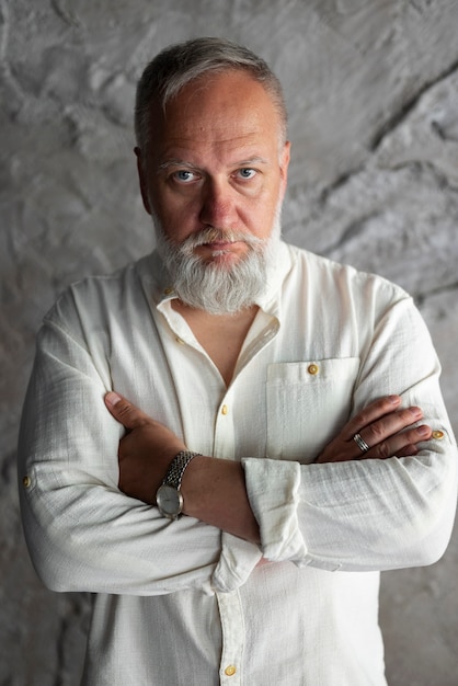 Hombre senior elegante posando en camisa blanca