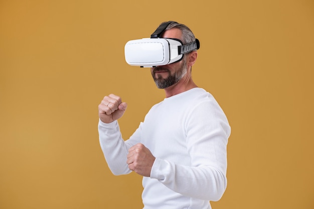 Foto gratuita hombre senior con gafas vr