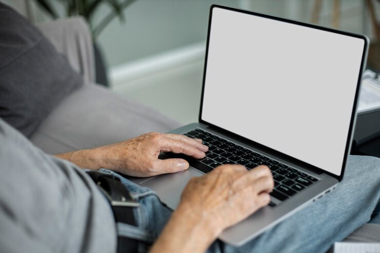 Foto gratuito hombre senior haciendo clases en línea en un portátil.