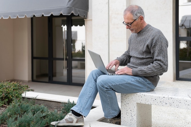 Hombre senior moderno al aire libre