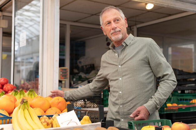 Hombre senior moderno haciendo compras de comestibles