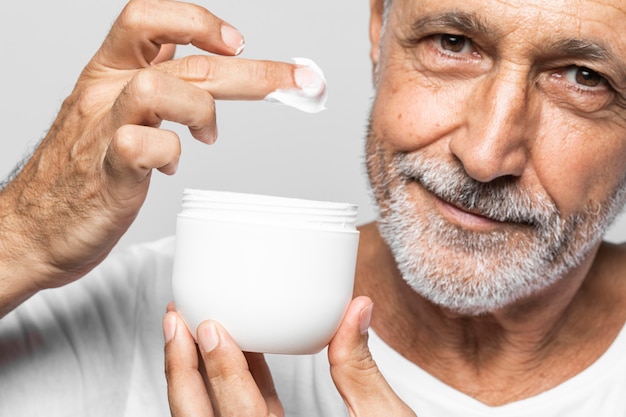 Foto gratuita hombre senior de primer plano con crema