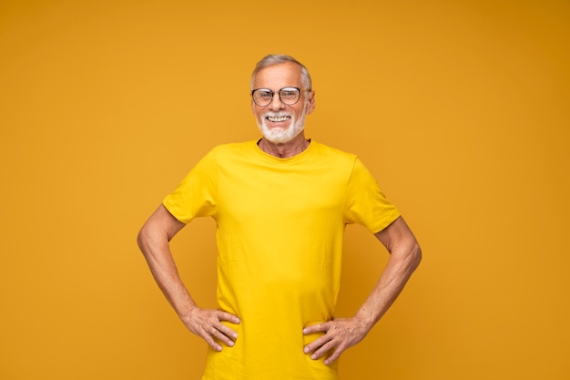 Hombre senior sonriente de tiro medio