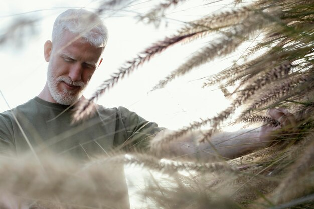 Hombre senior de tiro medio al aire libre