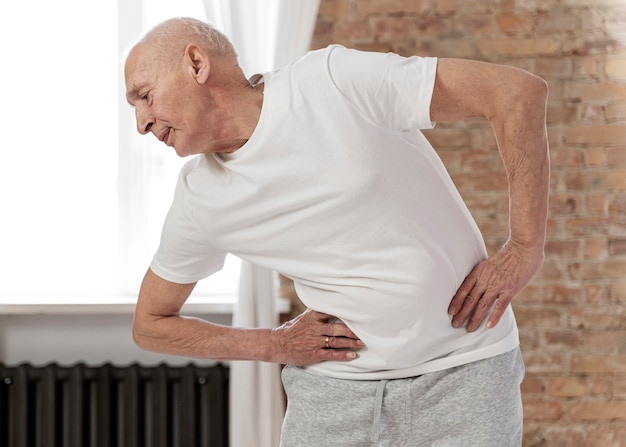 Hombre senior de tiro medio haciendo ejercicio