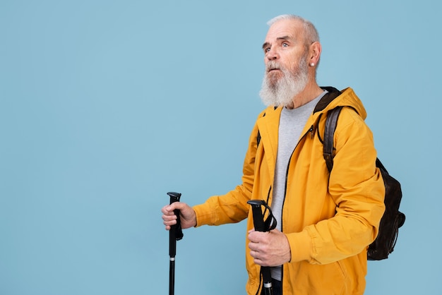 Hombre senior de tiro medio listo para viajar