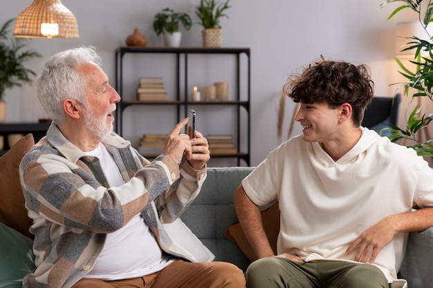 Foto gratuita hombre senior de tiro medio tomando fotos