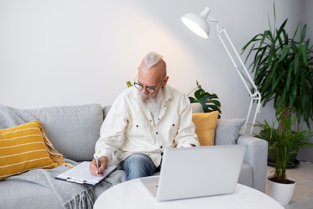 Hombre senior de tiro medio tomando notas