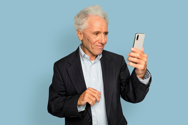 Hombre Senior videollamadas en dispositivos digitales de teléfonos inteligentes