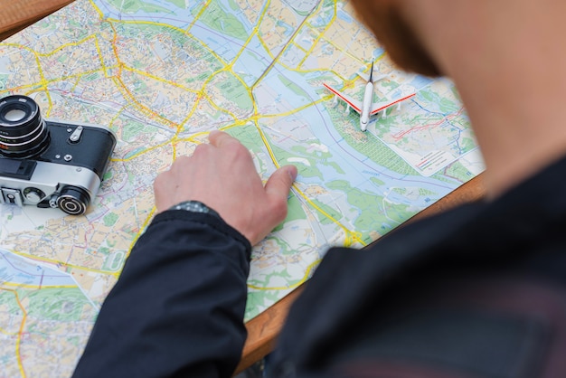 Hombre sentado y apuntando al mapa