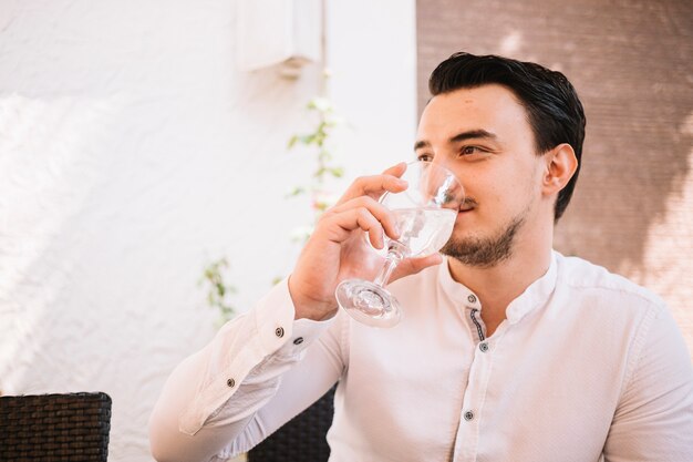 Hombre sentado bebiendo agua