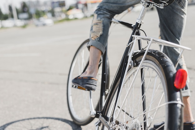 Hombre sentado en bicicleta al aire libre