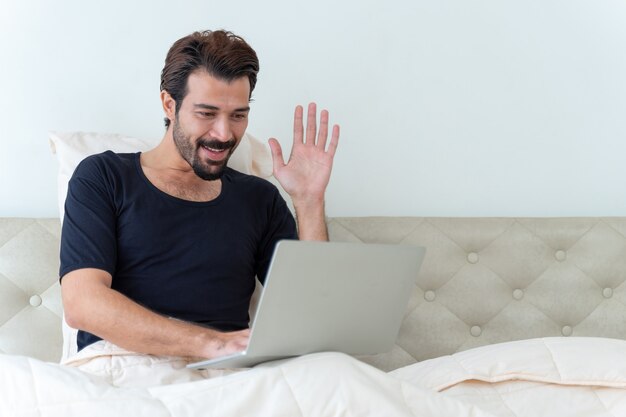 hombre sentado en la cama