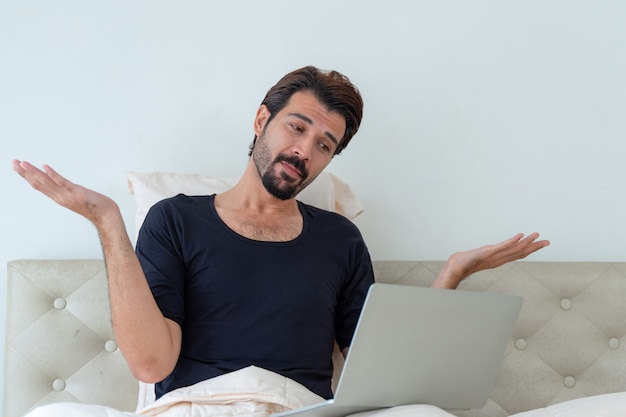 hombre sentado en la cama