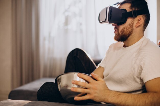 Hombre sentado en casa y usando vr