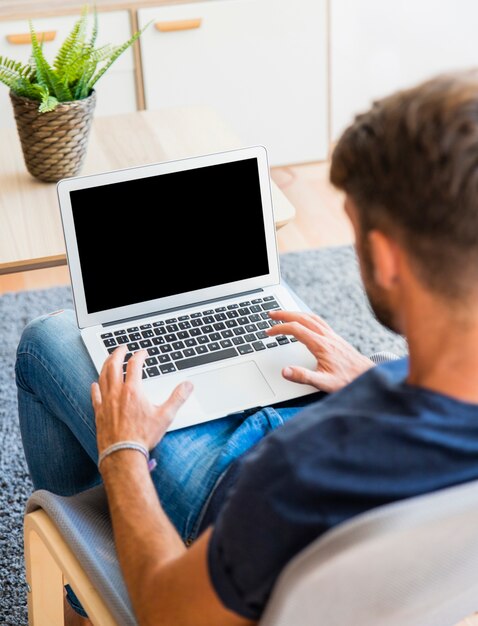 Hombre sentado con laptop abierta