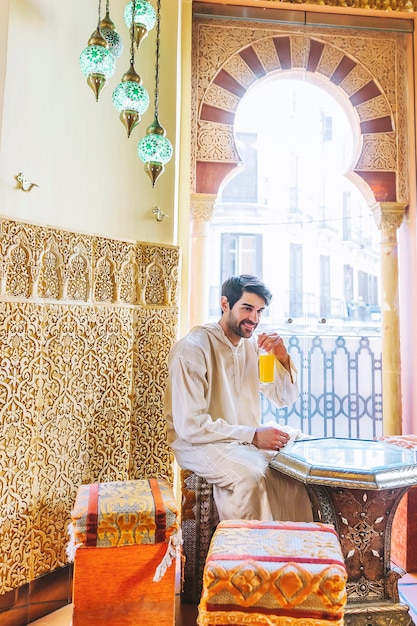 Hombre sentado en restaurante arabe